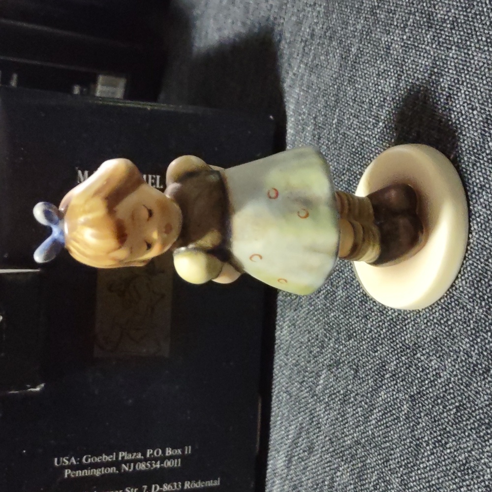 Vintage 1988 Hummel Club Two Hands one Treat #192